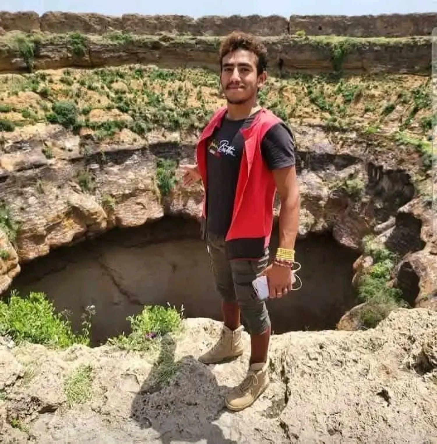 المغامر الضحية ينزل داخل فوهة بركانية لكتابة أسماء الزوار بمقابل مالي بسيط (إكس)