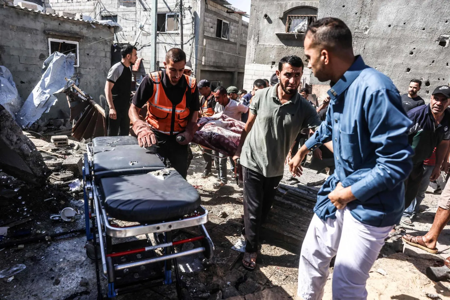 عناصر إنقاذ فلسطينية في موقع غارة إسرائيلية استهدفت خان يونس جنوب غزة يوم الأحد (أ.ف.ب)