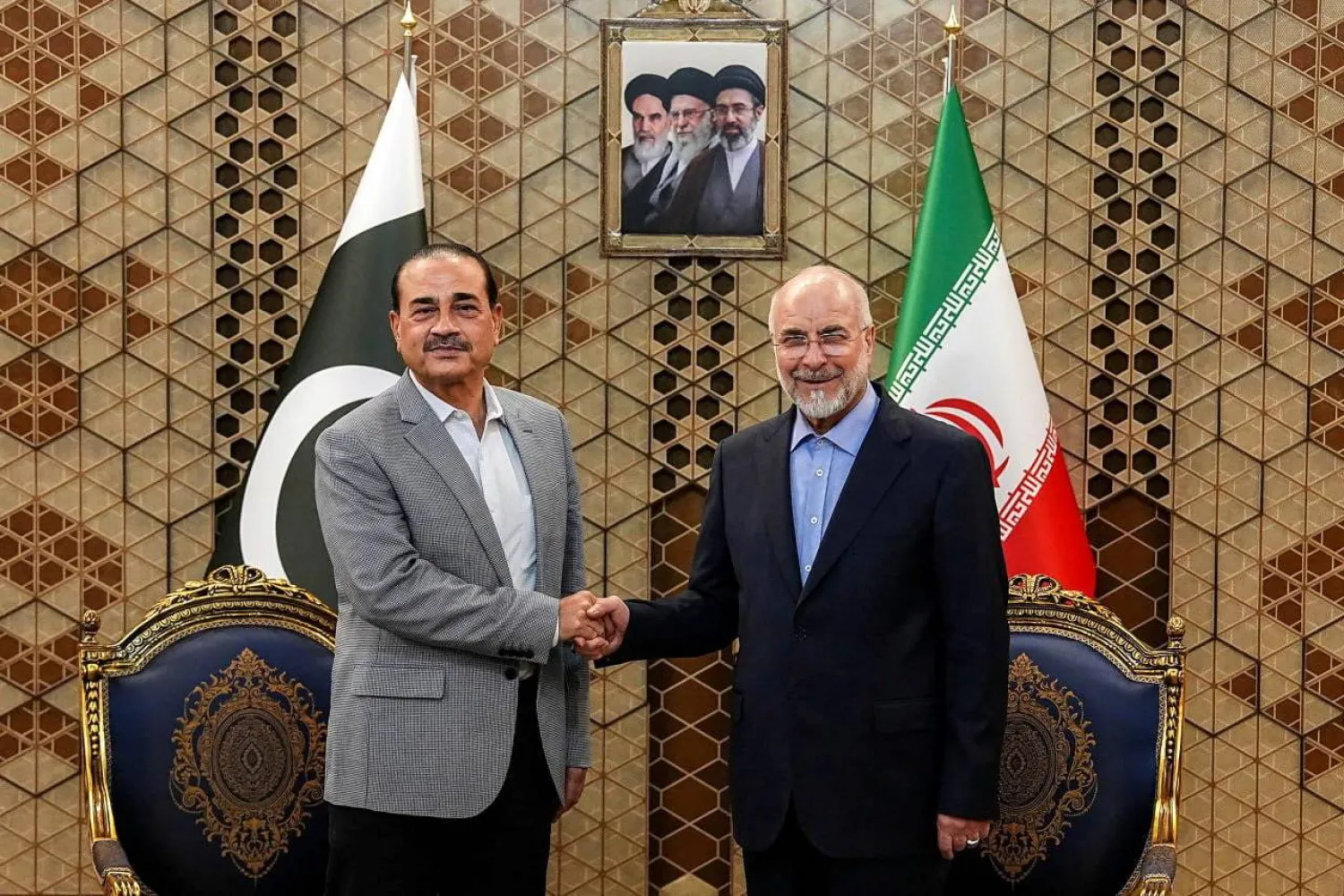 رئيس البرلمان الإيراني محمد قاليباف مصافحاً قائد الجيش الباكستاني المشير عاصم منير في طهران 23 مايو (رويترز)