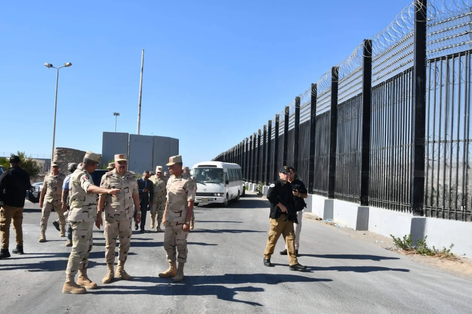 رئيس أركان الجيش المصري الفريق أحمد خليفة يتفقد إحدى نقاط تأمين خط الحدود الدولية على الاتجاه الاستراتيجي الشمالي الشرقي (أرشيفية - المتحدث العسكري)
