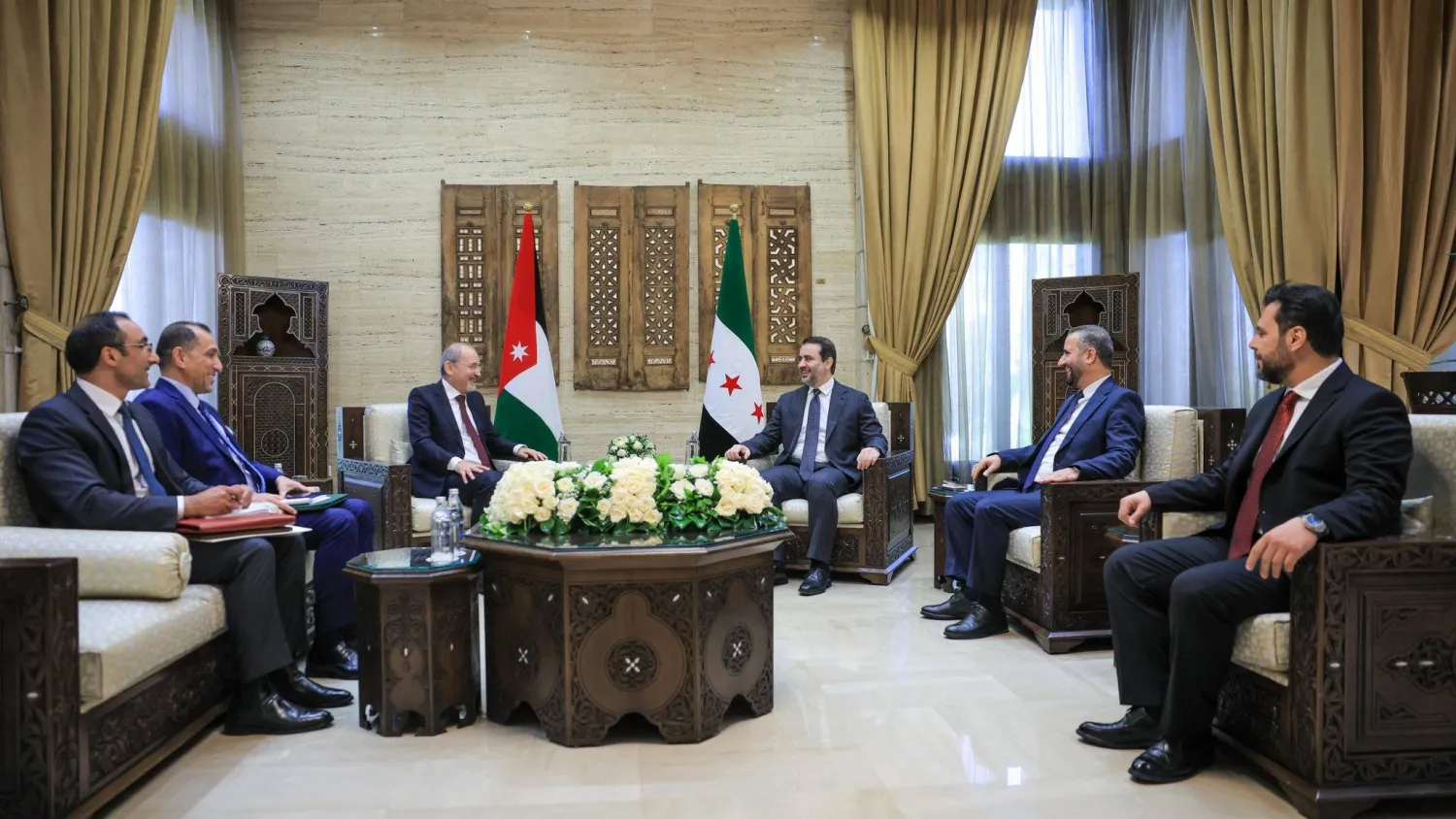 لقاء وزير الخارجية والمغتربين أسعد الشيباني بنائب رئيس الوزراء ووزير الخارجية وشؤون المغتربين في المملكة الأردنية الهاشمية أيمن الصفدي في العاصمة دمشق الأحد (الخارجية السورية)