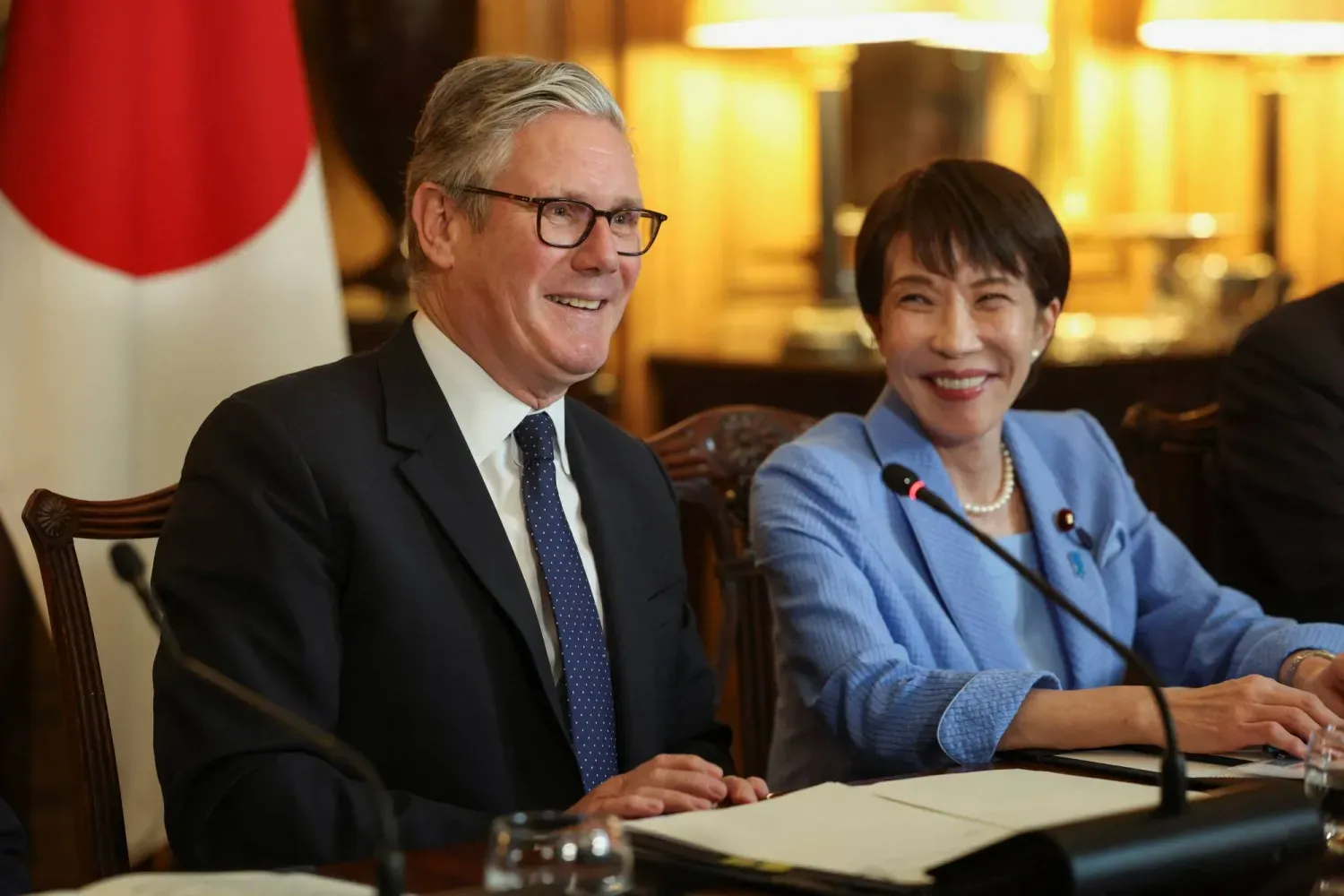 İngiliz Başbakanı Keir Starmer ve Japon mevkidaşı Sanae Takaichi (AP)