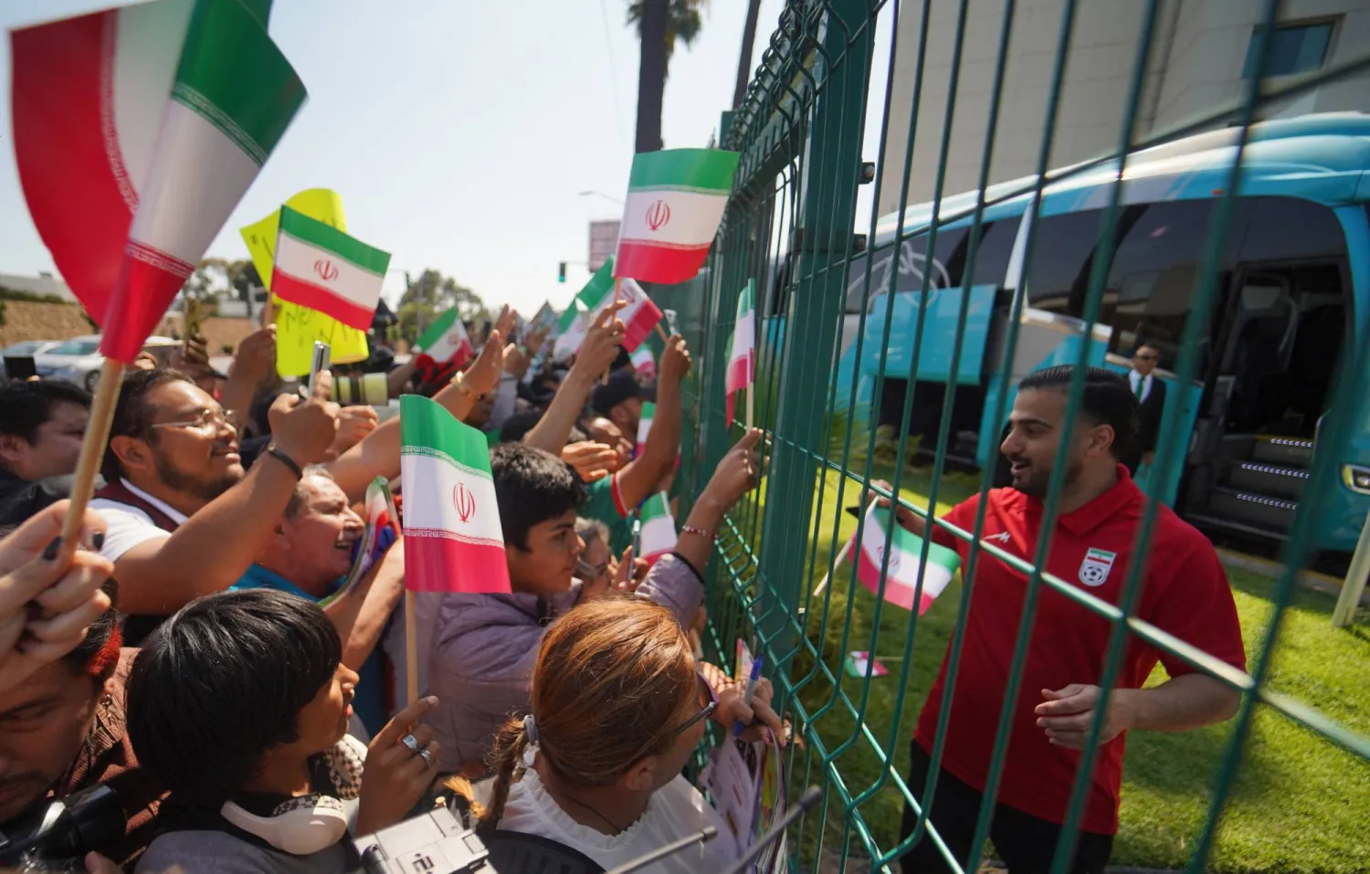 بعثة المنتخب الإيراني غادرت تيخوانا وسط تحية الجماهير (رويترز)