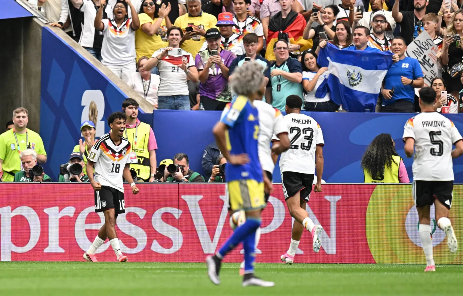 فرحة ألمانية وسط حسرة لاعب كوراساو (رويترز)