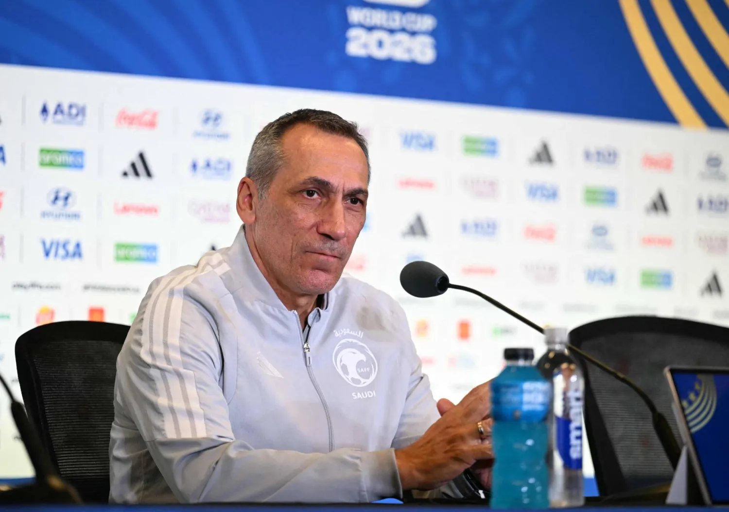 اليوناني دونيس مدرب المنتخب السعودي في المؤتمر الصحافي (أ.ف.ب)