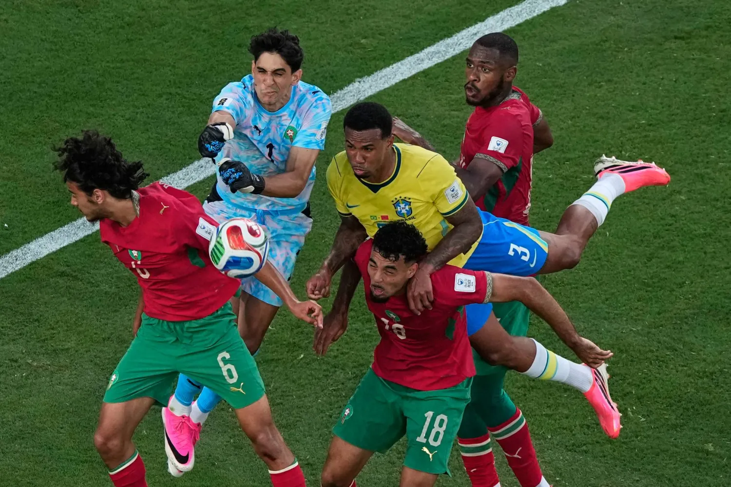المغرب قدمت أداءً مذهلاً ورجولياً أمام البرازيل (أ.ب)