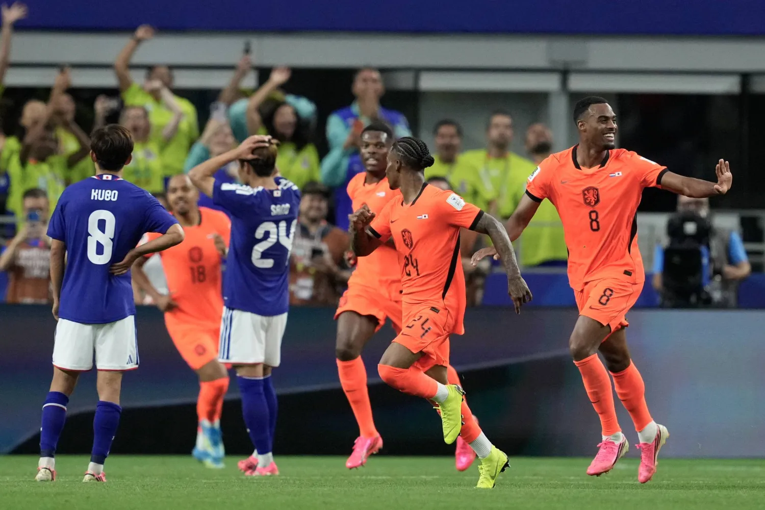لاعبو المنتخب الهولندي يحتفلون بعد تسجيل هدف خلال المباراة أمام اليابان (أ.ب)