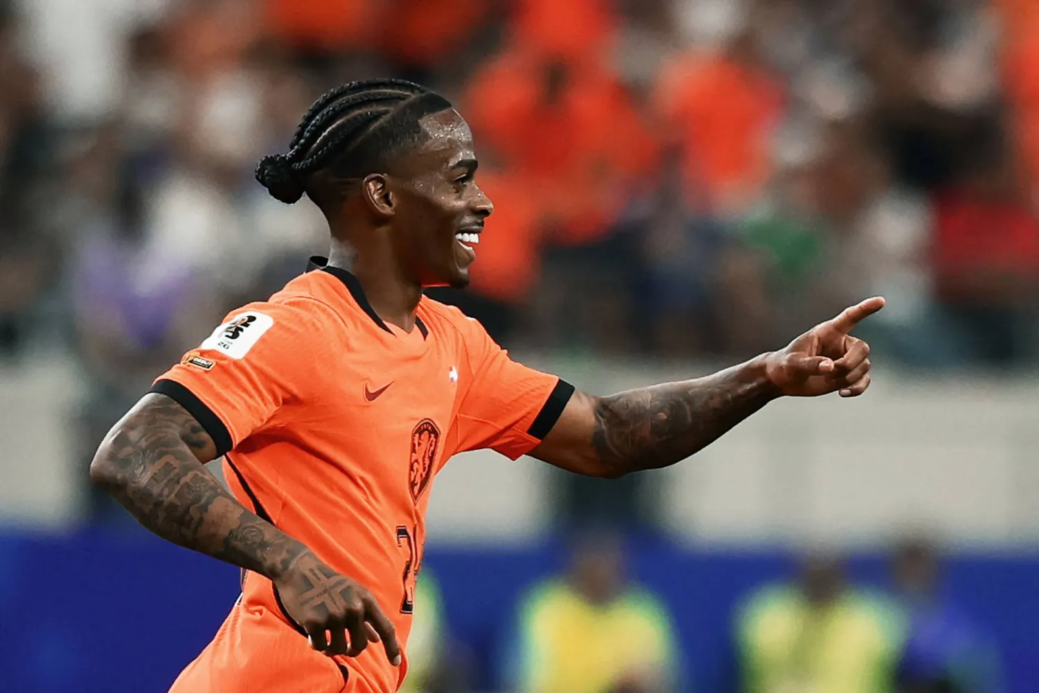 الهولندي كريسينسيو سومرفيل يحتفل بتسجيل الهدف الثاني لمنتخب بلاده خلال المباراة أمام اليابان (أ.ف.ب)