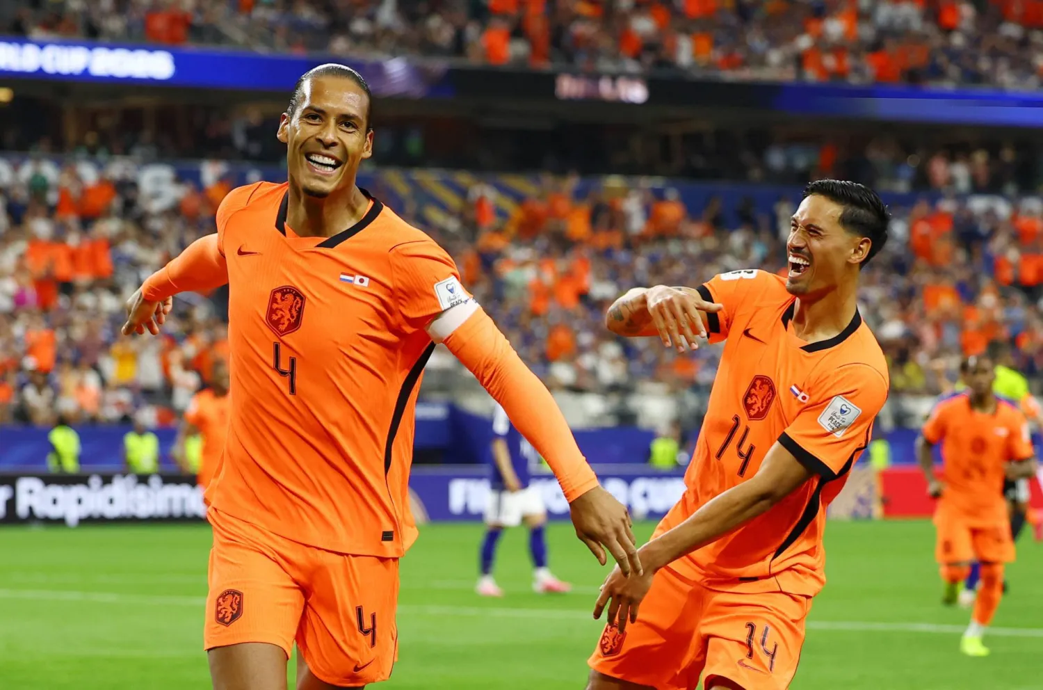 فان دايك يحتفل بتسجيل الهدف الأول لمنتخب بلاده برفقة زميله تيجاني رايندرز (رويترز)