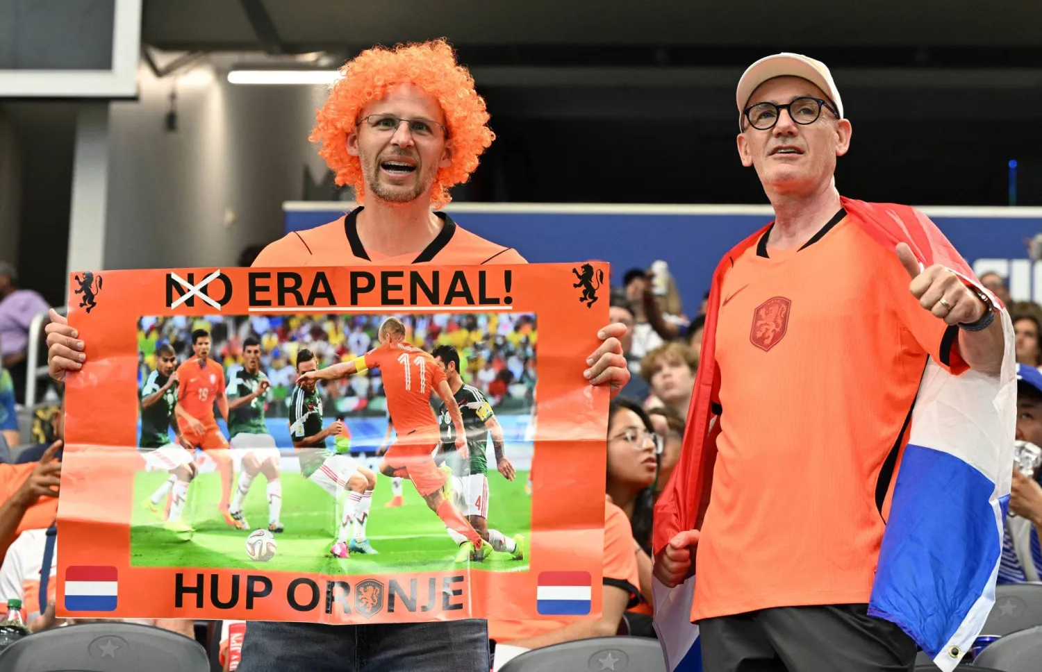 جماهير المنتخب الهولندي داخل الملعب قبل انطلاق المباراة أمام اليابان (رويترز)
