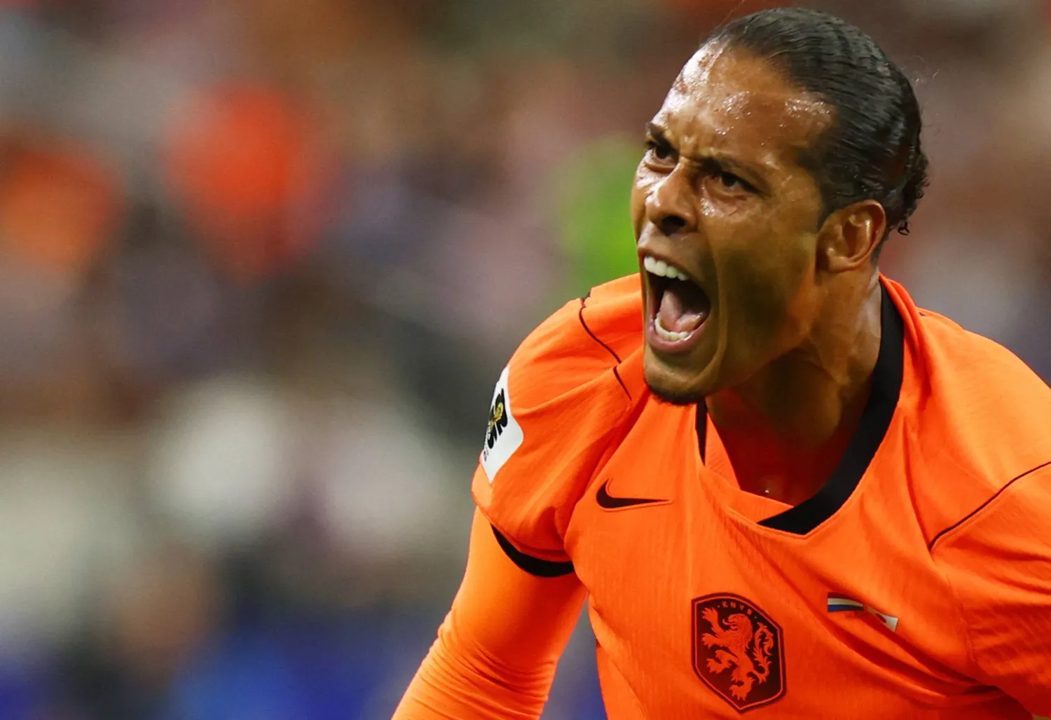 فان دايك يحتفل بلحظة تاريخية في كأس العالم