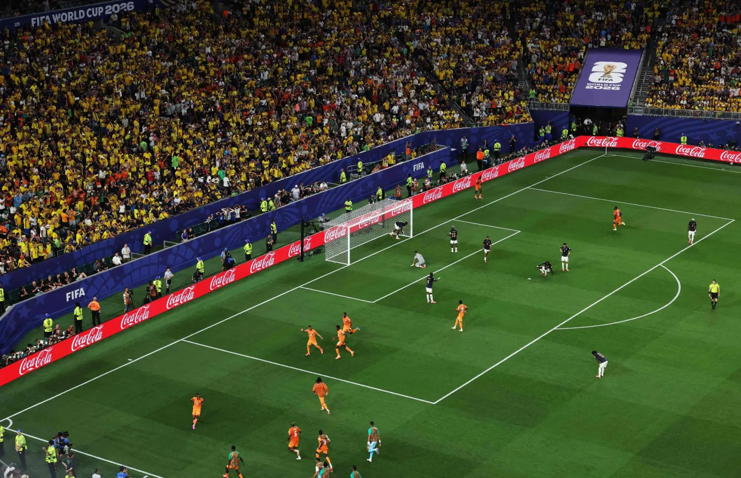 احتفل أماد ديالو لاعب منتخب كوت ديفوار مع زملائه بعد تسجيله الهدف الأول (أ.ف.ب)