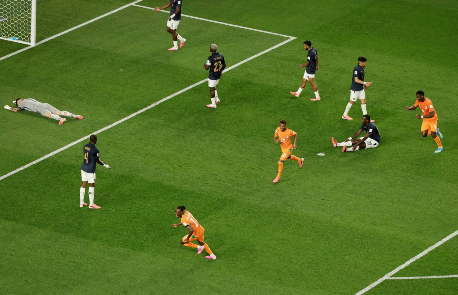 فرحة هستيرية وخيبة أمل كبيرة لمنتخب الإكوادور (رويترز)