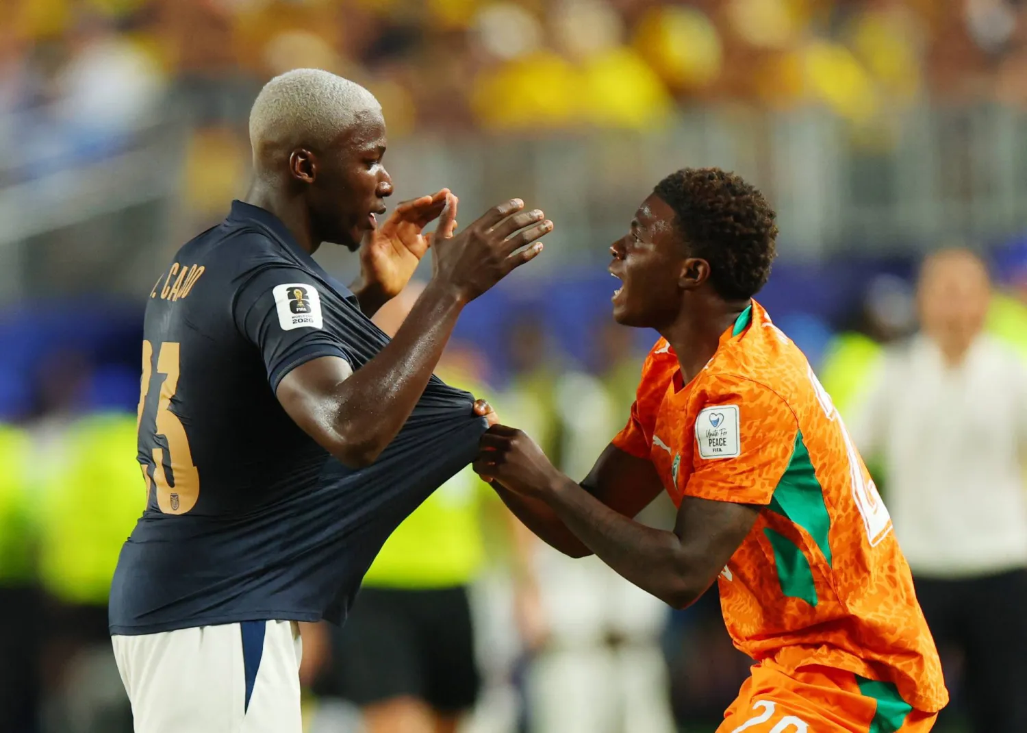 مويسيس كايسيدو لاعب الإكوادور يصطدم بكريست أولاي لاعب كوت ديفوار (رويترز)