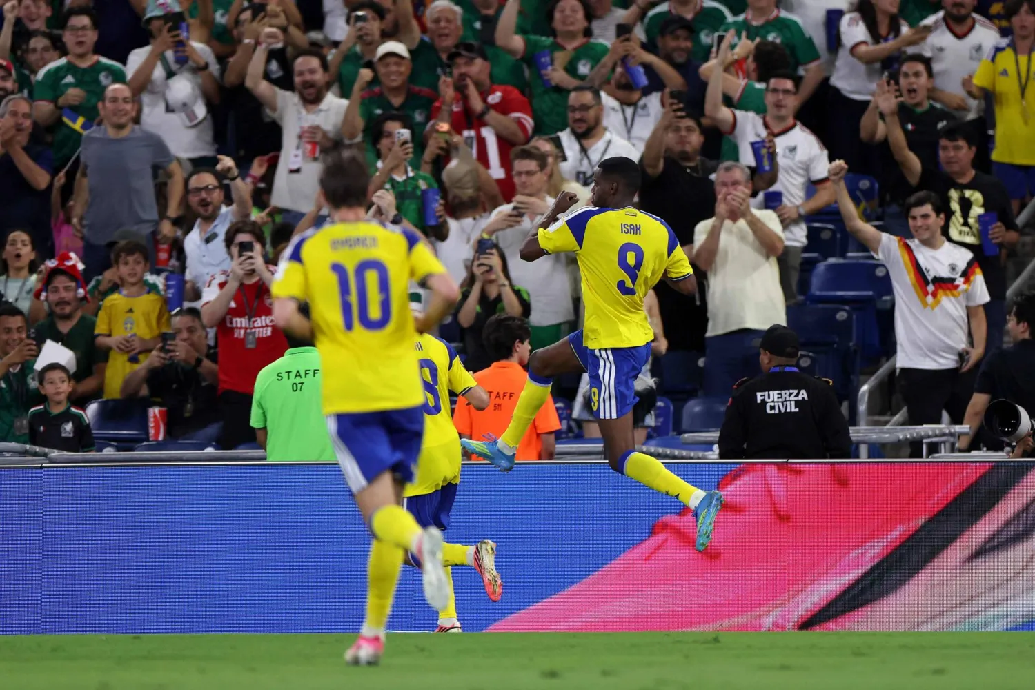 إيزاك يحتفل بهدفه في شباك منتخب تونس (أ.ف.ب)