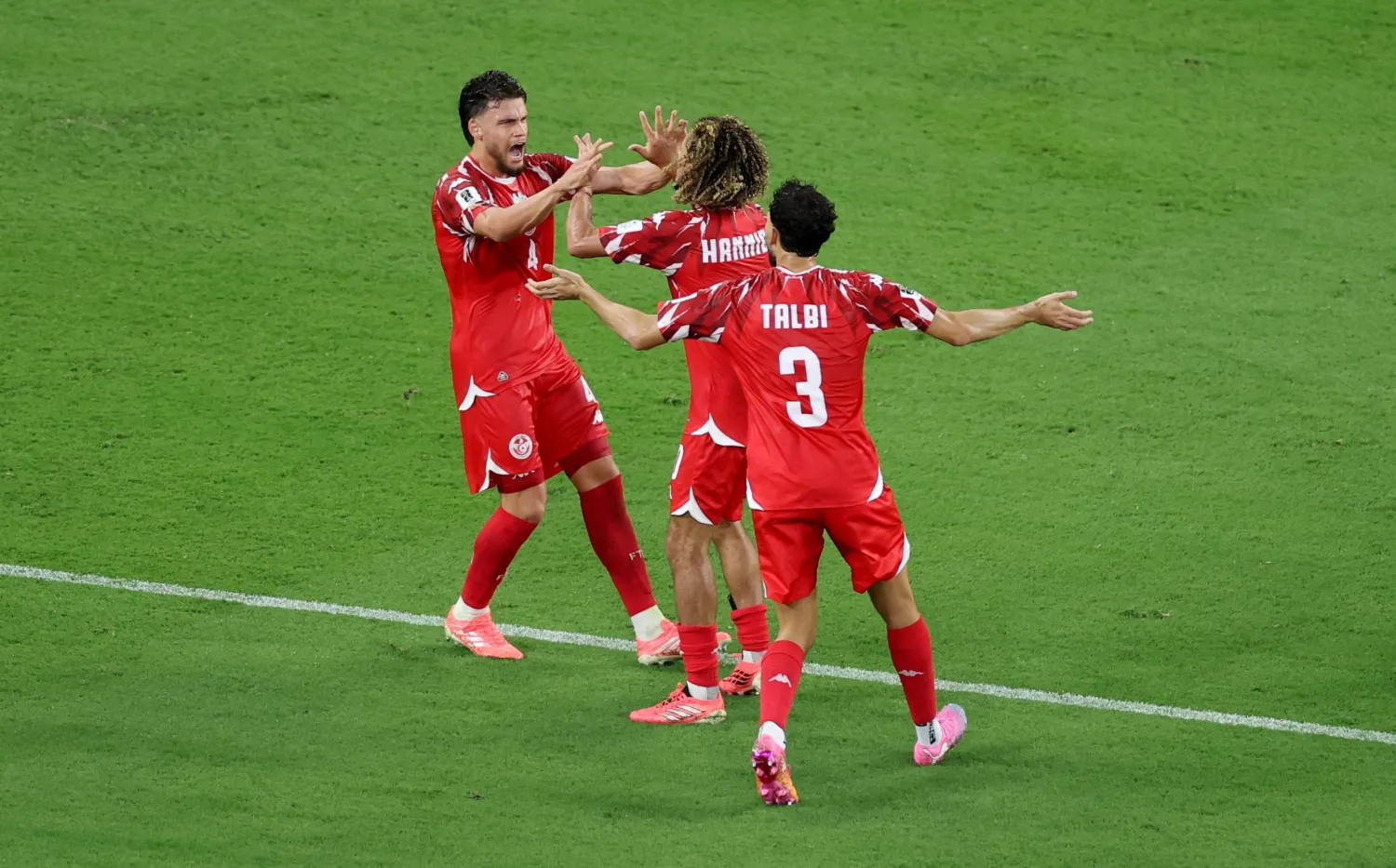 عمر الرقيق نجح في تقليص الفارق قبل أن يضاعف منتخب السويد النتيجة (رويترز)