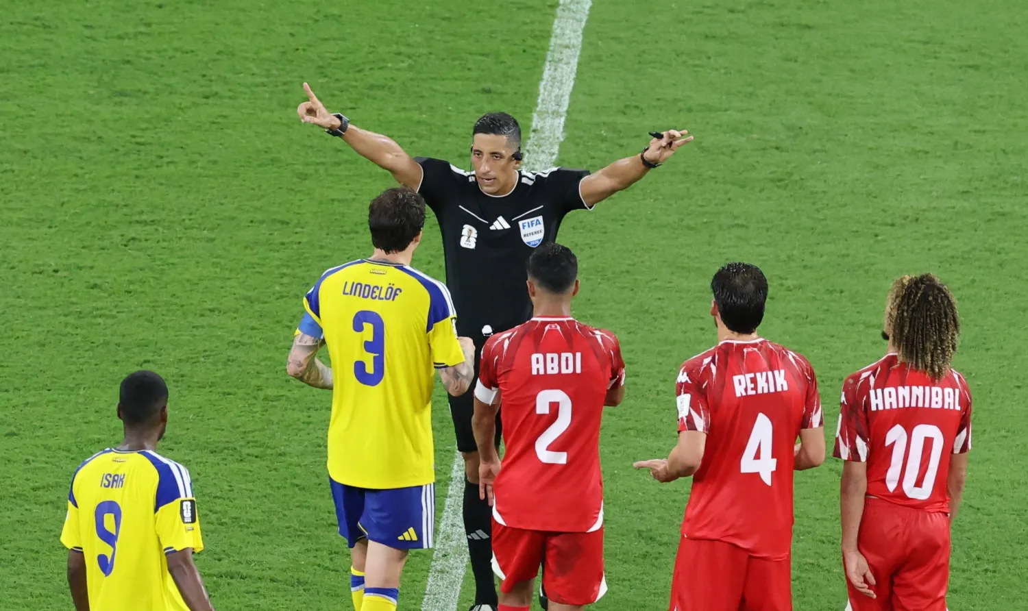 الحكم يائيل بيريز يشير إلى مراجعة تقنية الفيديو المساعد (VAR) قبل احتساب هدف للسويد (رويترز)
