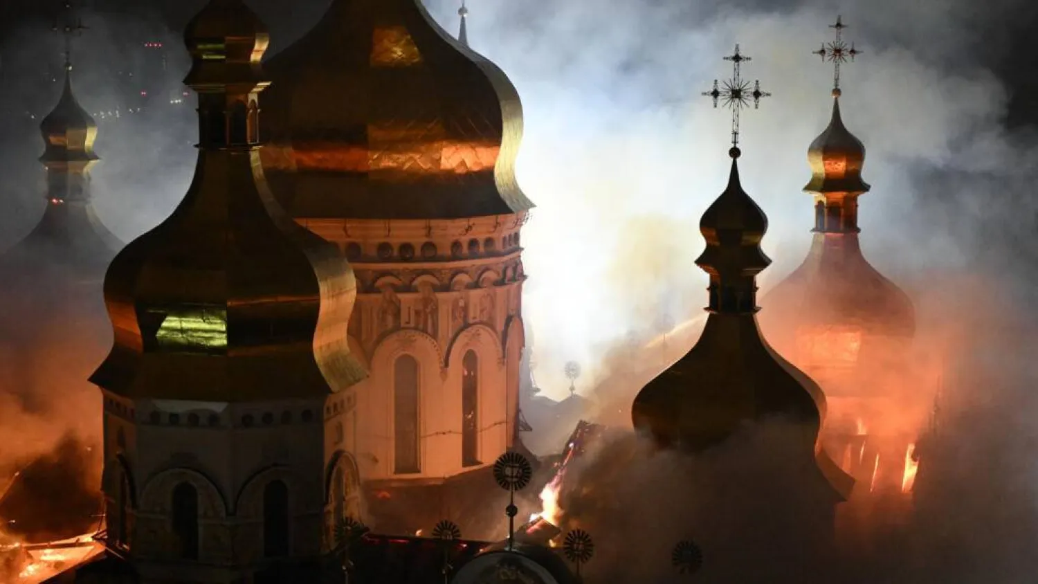 Smoke and fire rises from the Dormition Cathedral in the Orthodox in Kyiv. Genya SAVILOV / AFP
