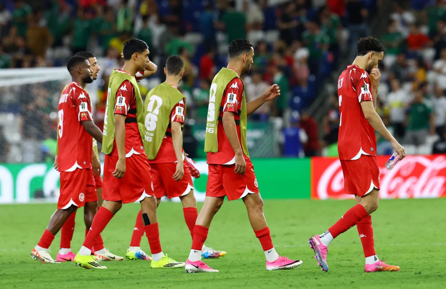 إحباط كبير يبدو واضحاً على لاعبي منتخب تونس بعد المباراة (رويترز) 