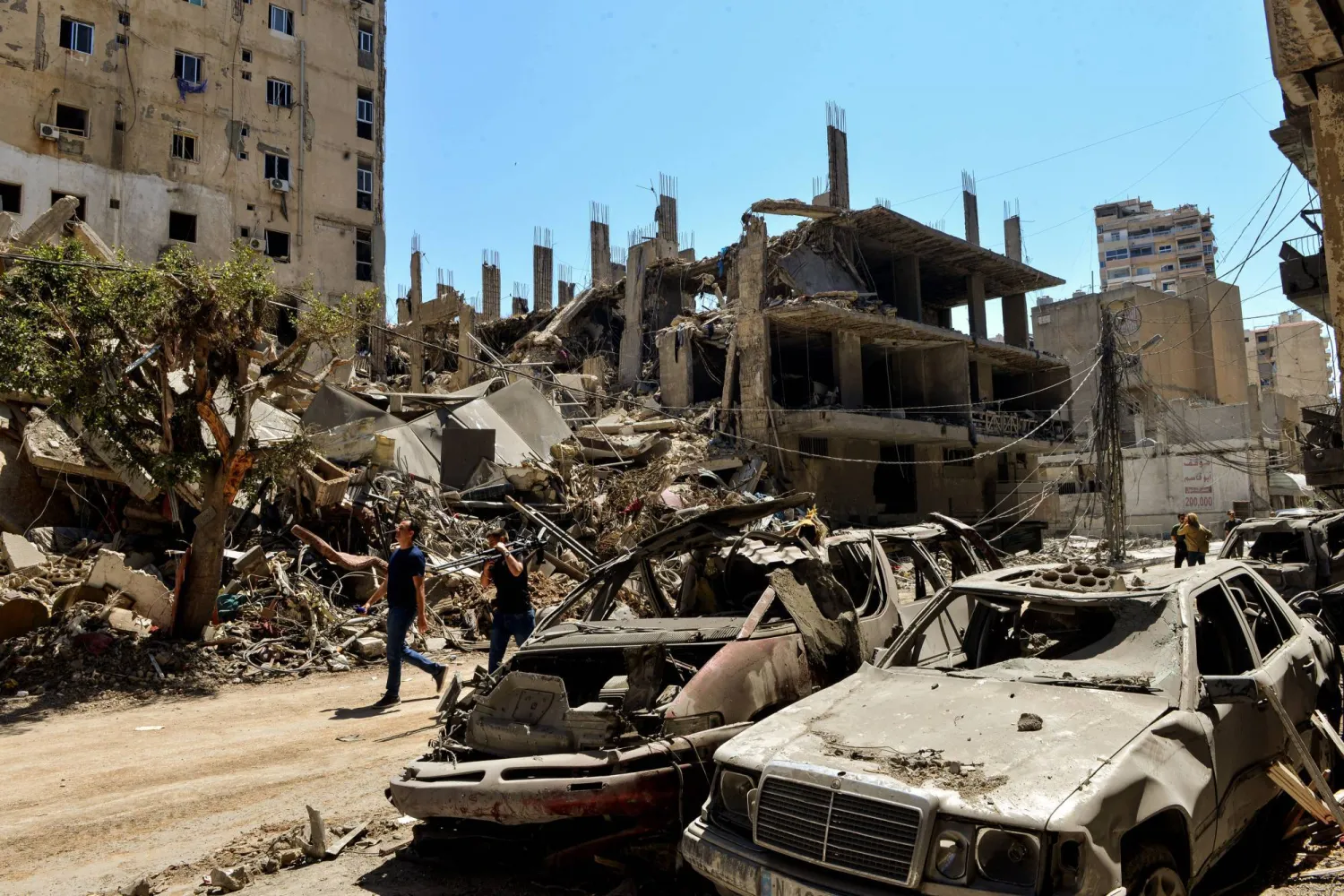Residents walk amid buildings destroyed by Israeli bombardment in the city of Tyre, Lebanon (dpa). 