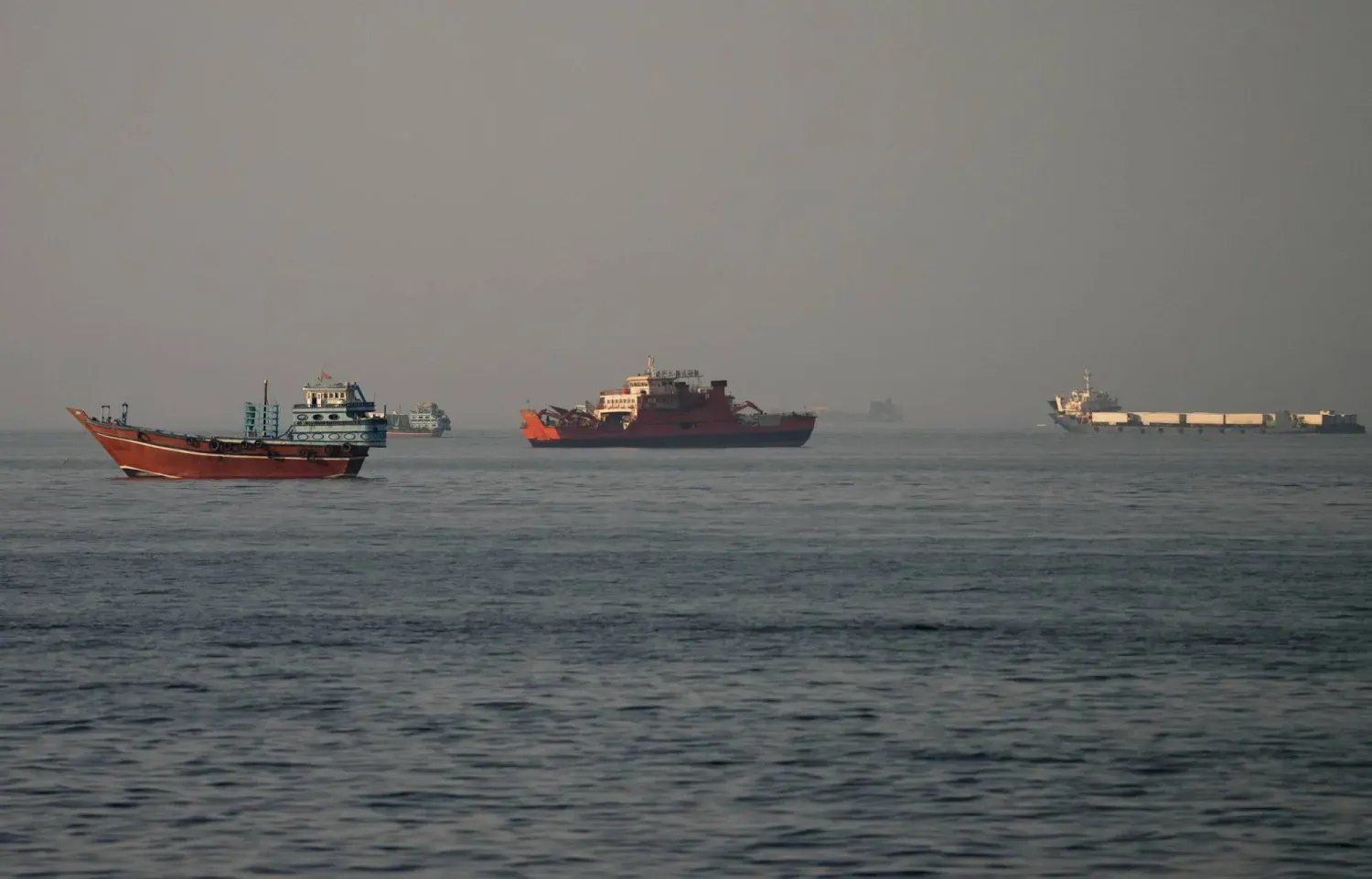 Umman’ın Musandam vilayetinden görülen Hürmüz Boğazı’ndaki gemiler (Reuters)