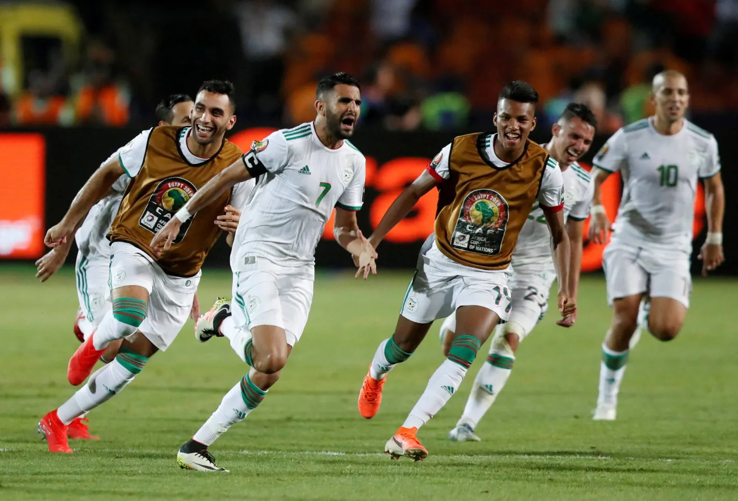 الجزائري رياض محرز يحتفل بتسجيل الهدف الثاني لمنتخب بلاده برفقة زملائه خلال مواجهة نيجيريا في كأس الأمم الأفريقية (رويترز)