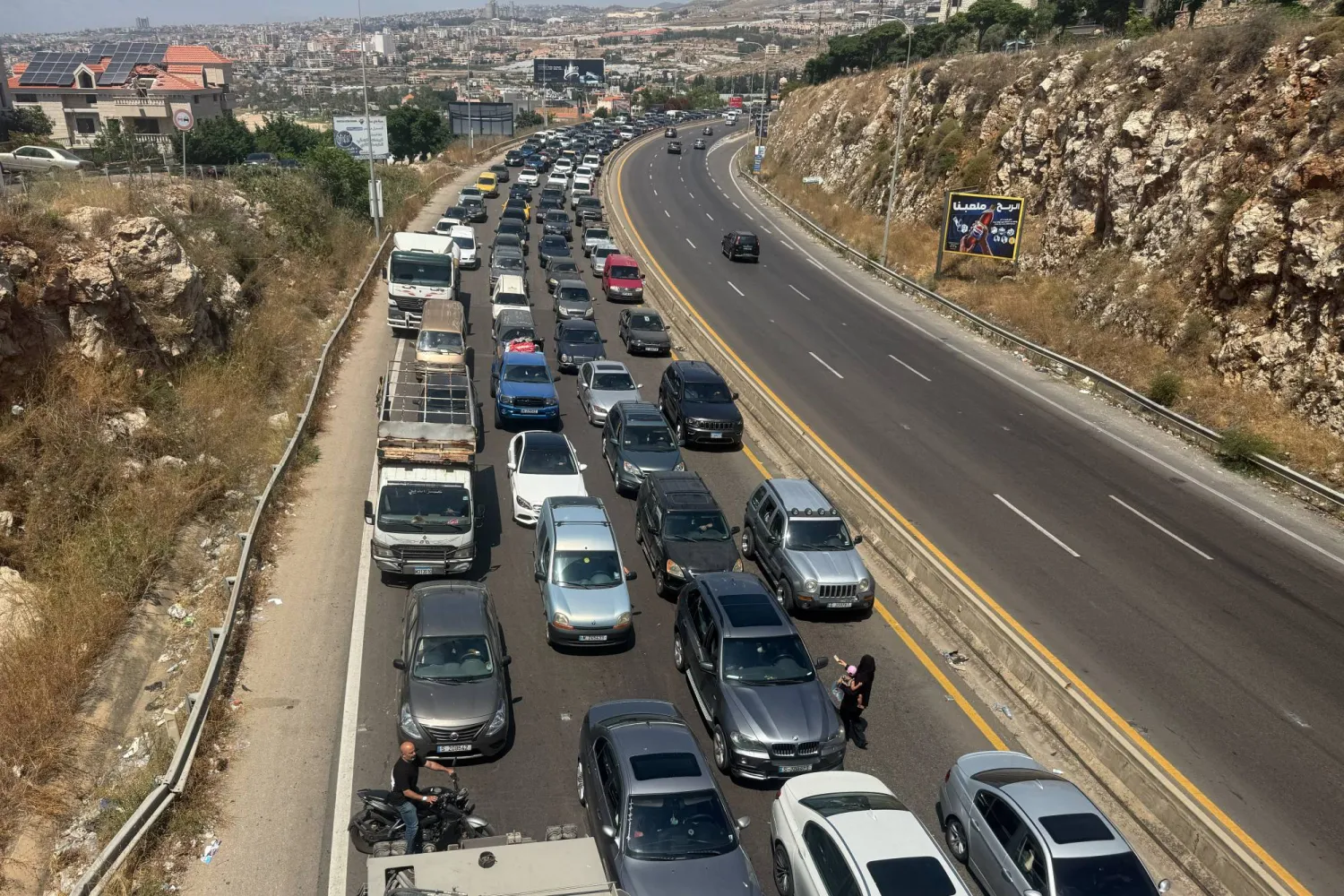 نازحون يعودون إلى بلداتهم في صيدا بجنوب لبنان بعد إعلان التوصل لاتفاق بين الولايات المتحدة وإيران (أ.ب)