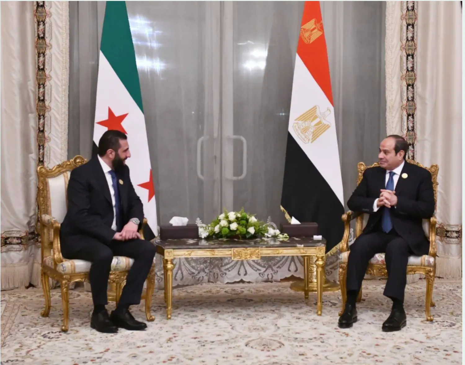 الرئيس المصري عبد الفتاح السيسي خلال لقاء نظيره السوري أحمد الشرع على هامش القمة العربية بالقاهرة في مارس 2025 (الرئاسة المصرية)