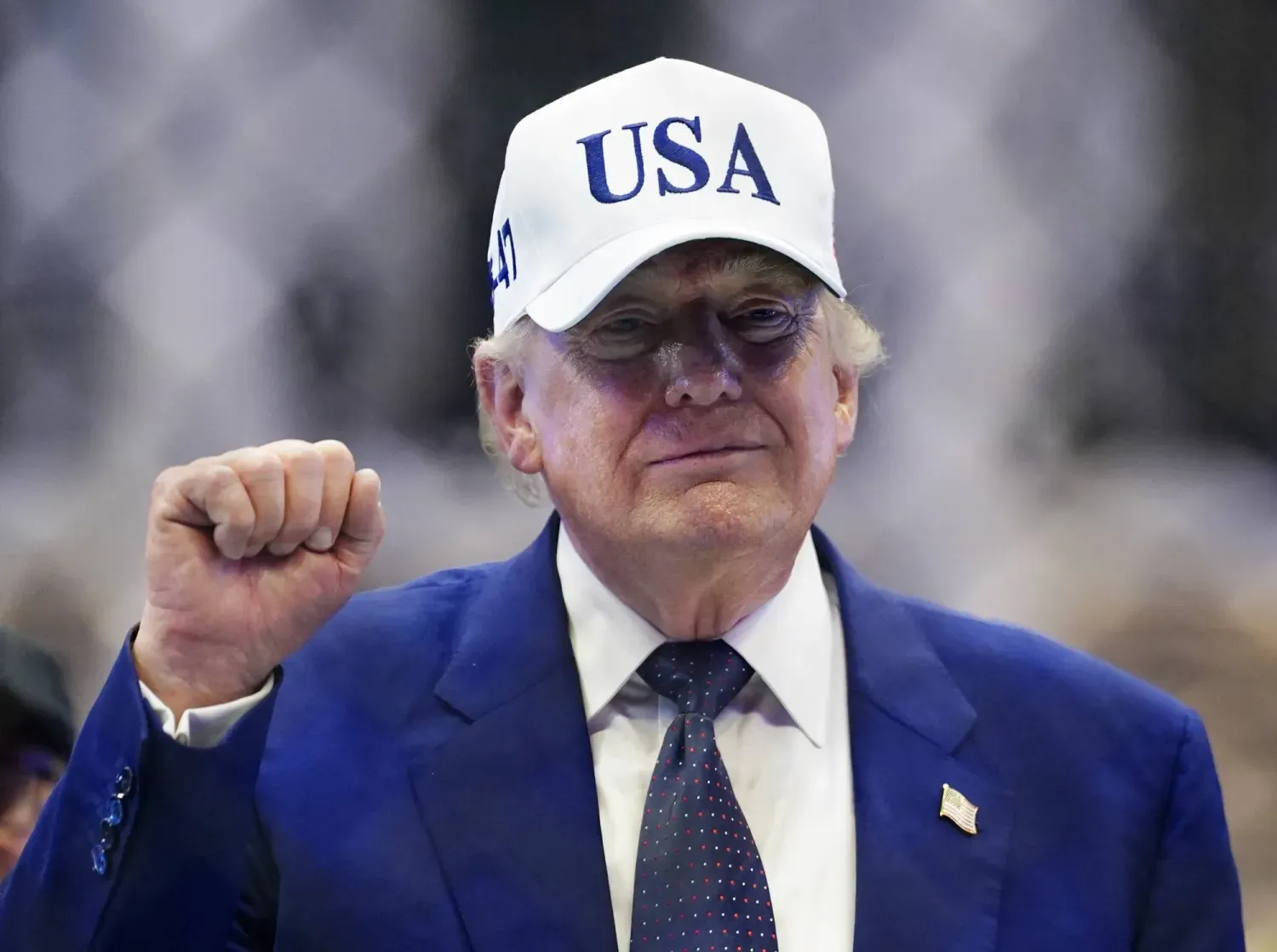 ABD Başkanı Donald Trump dün G7 Zirvesi için Fransa’ya gitmek üzere Maryland eyaletindeki Andrews Hava Üssü’nden Air Force One uçağına binerken el sallıyor. (EPA)