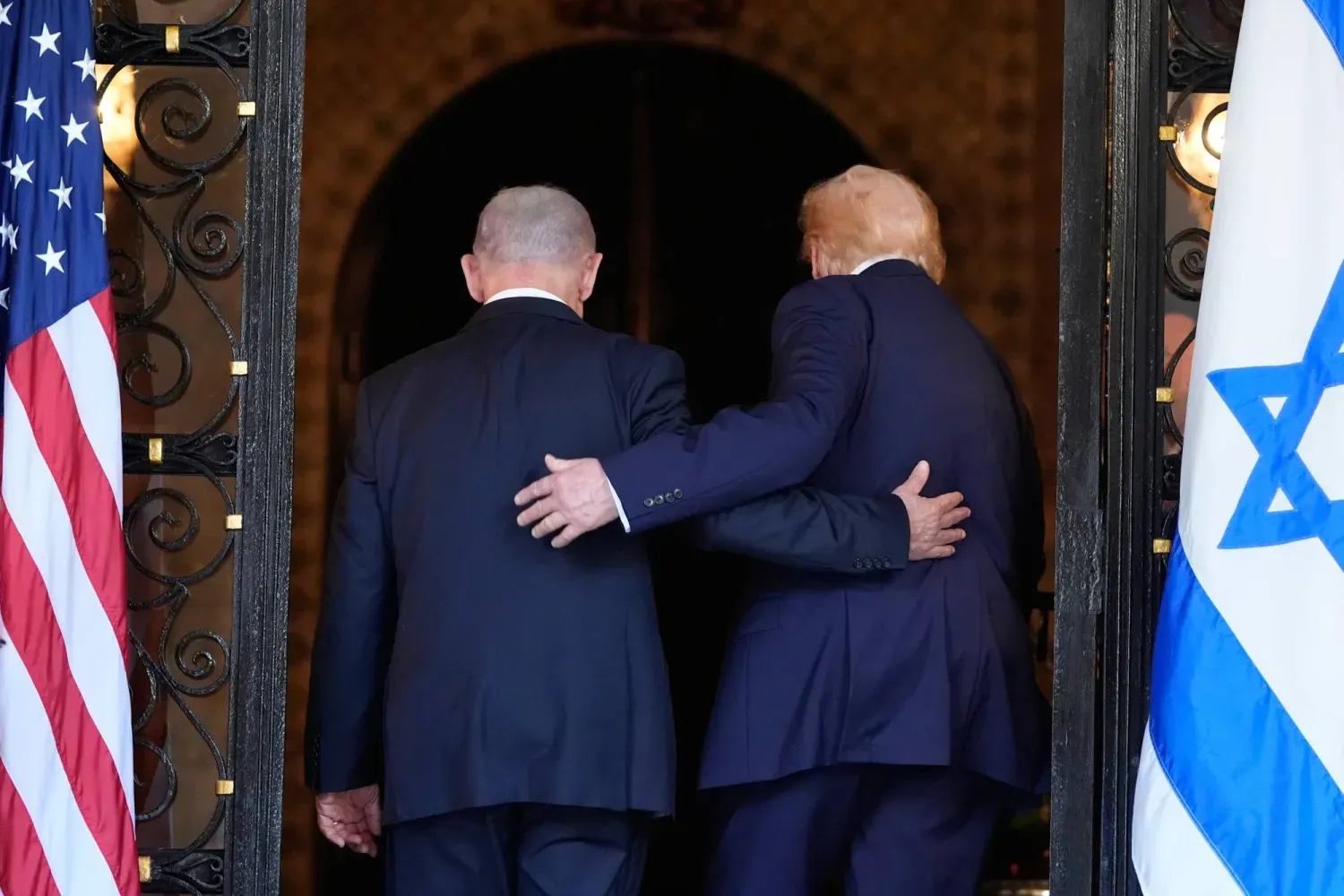 ABD Başkanı Donald Trump ve İsrail Başbakanı Binyamin Netanyahu, Aralık 2025'te Florida'daki Mar-a-Lago tatil beldesinde düzenlenen resepsiyonda (AP)