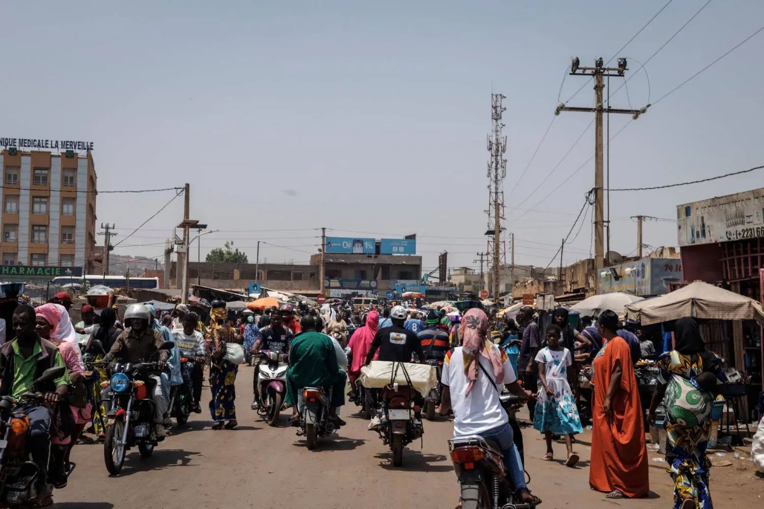 Mali'nin başkenti Bamako'da, ordu, Tuareg isyancı ittifakı ve militanlar arasında 26 Nisan'da yeniden başlayan çatışmaların ardından bir sokak (AFP)