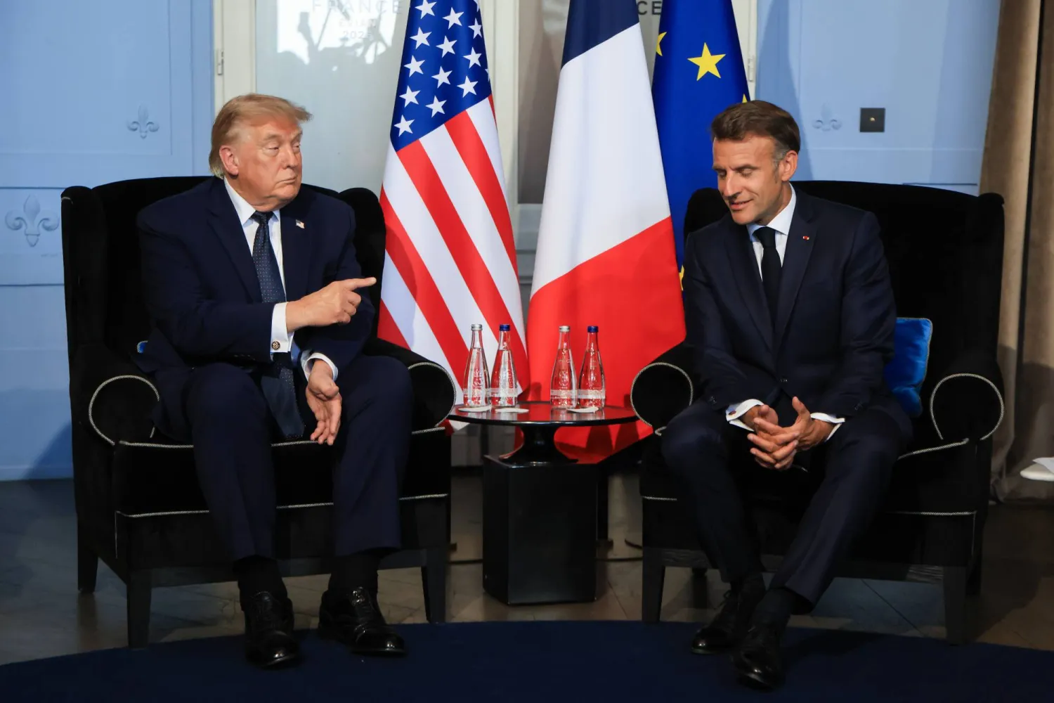 الرئيس الأميركي دونالد ترمب والرئيس الفرنسي إيمانويل ماكرون خلال اجتماع ثنائي على هامش قمة مجموعة السبع في إيفيان ليه بان بفرنسا، 15 يونيو 2026 (إ.ب.أ)