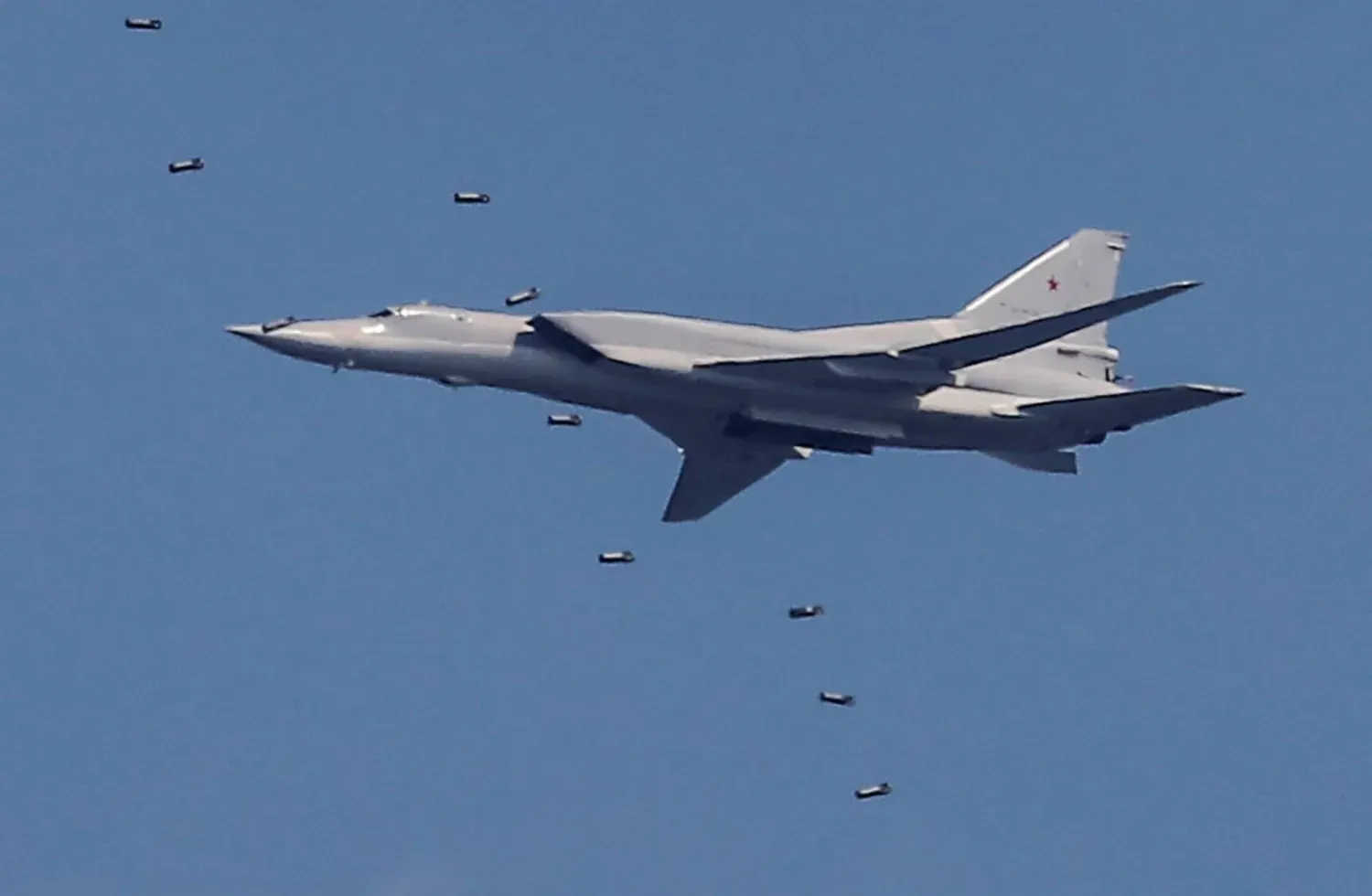 Rus stratejik bombardıman uçağı bir hava gösterisinde (Arşiv - Reuters)