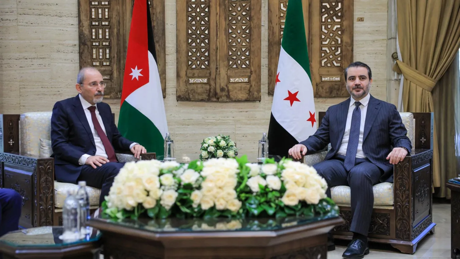 اجتمع وزير الخارجية والمغتربين أسعد حسن الشيباني بنائب رئيس الوزراء ووزير الخارجية وشؤون المغتربين في المملكة الأردنية الهاشمية أيمن الصفدي بدمشق
