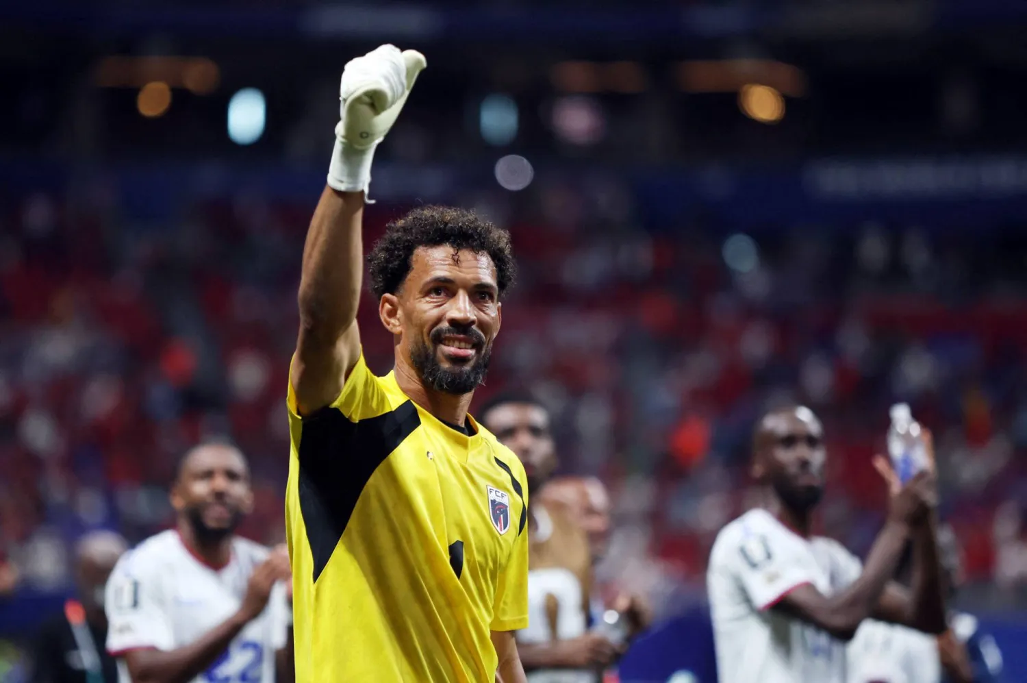 حارس الرأس الأخضر يلوح لجماهير منتخب بلاده (رويترز)