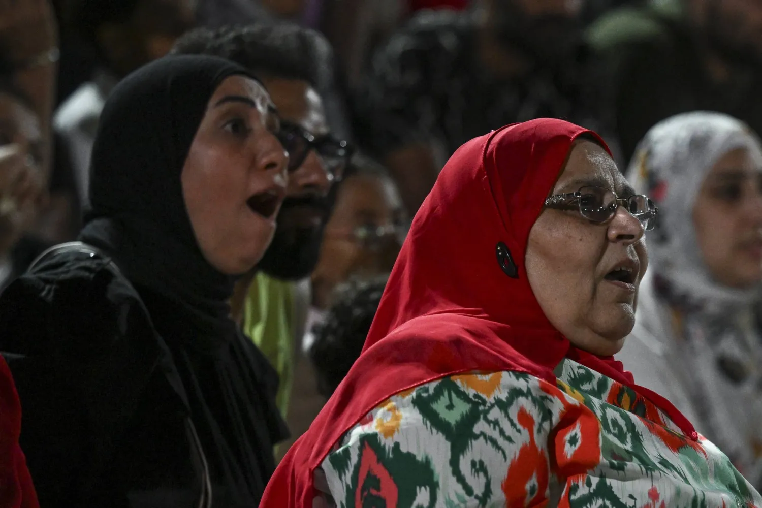 سيدتان مصريتان تساندان بلادهما أمام بلجيكا (إ.ب.أ)