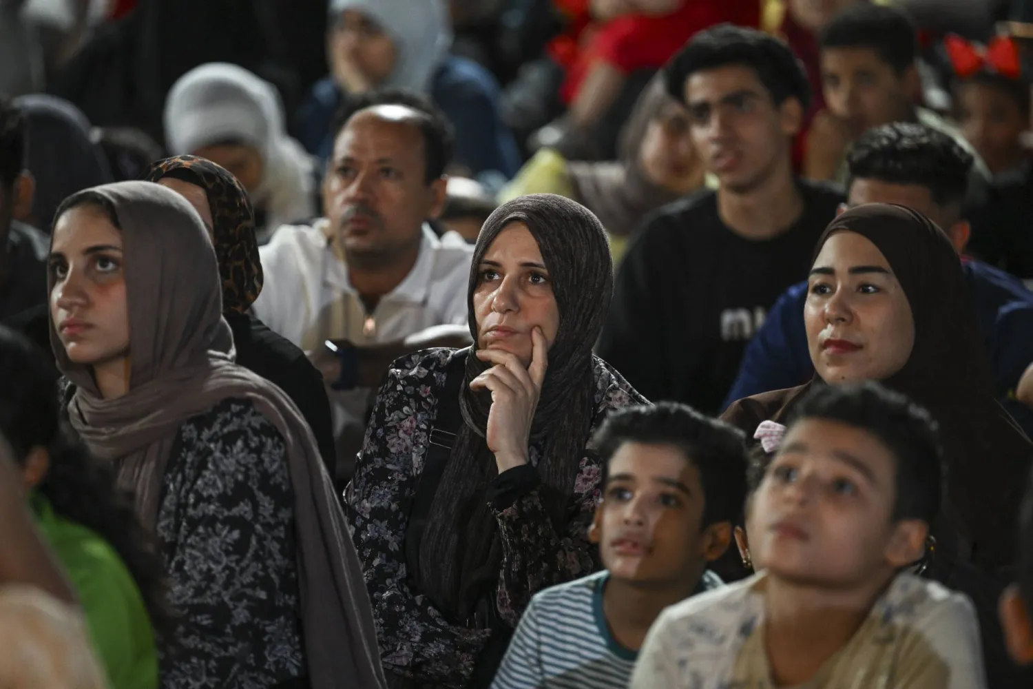 مصريون يتابعون المباراة من إحدى المجمعات في القاهرة (إ.ب.أ)