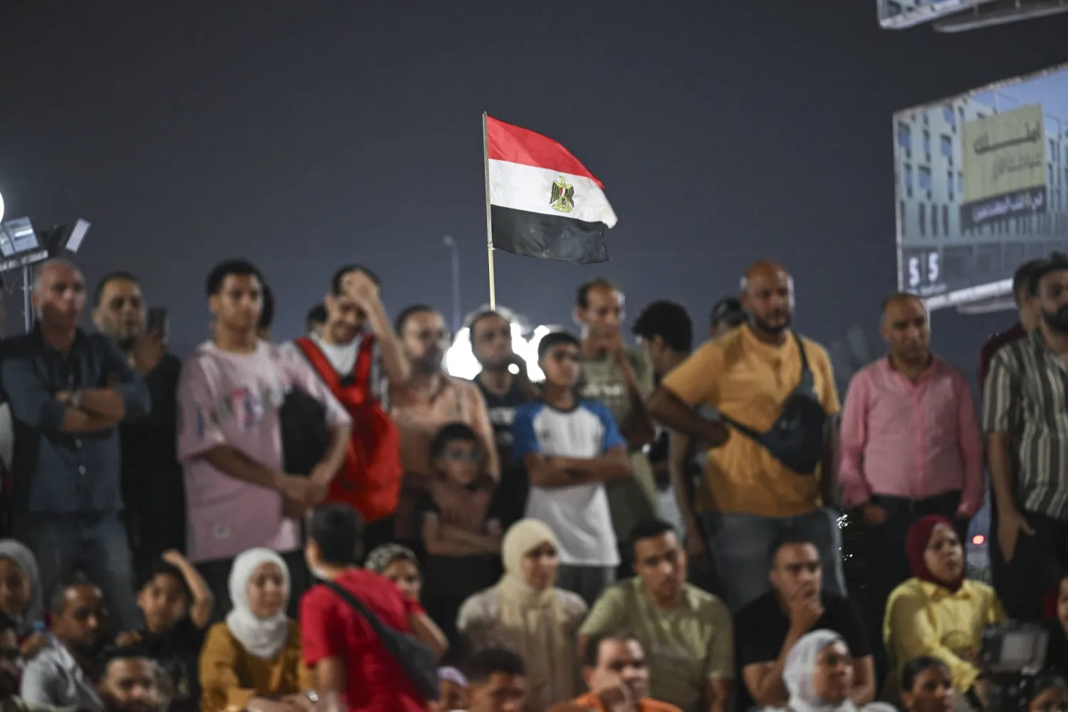 العلم المصري كعادته يرفرف أعلى المشجعين (إ.ب.أ)