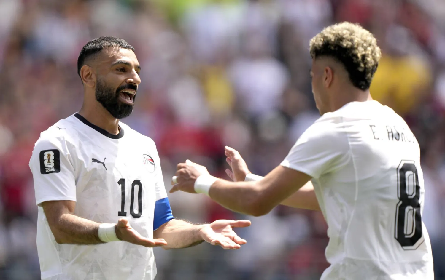 صلاح وعاشور يحتفلان بهدف التقدم (إ.ب.أ)