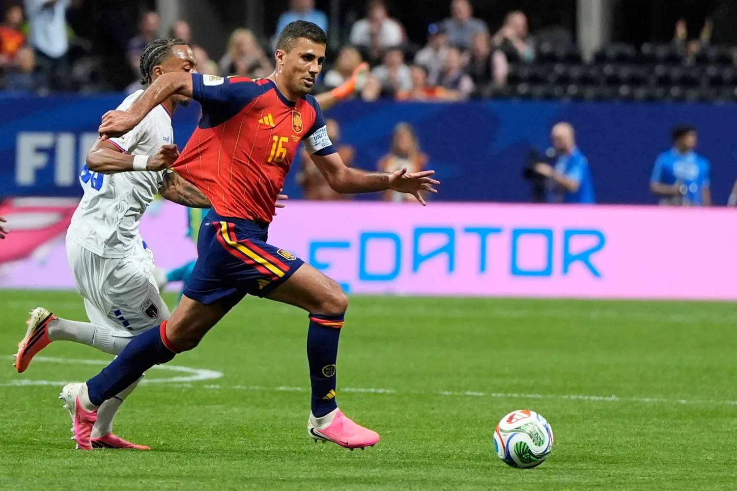 رودري نجم وقائد منتخب إسبانيا (أ.ب)