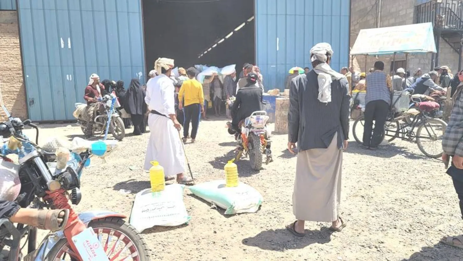 يمنيون في صنعاء يتلقون مساعدات من رجال أعمال (الشرق الأوسط)