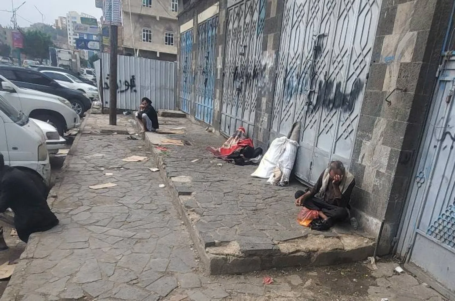 المشردون والمرضى النفسيون يفترشون شوارع صنعاء (الشرق الأوسط)