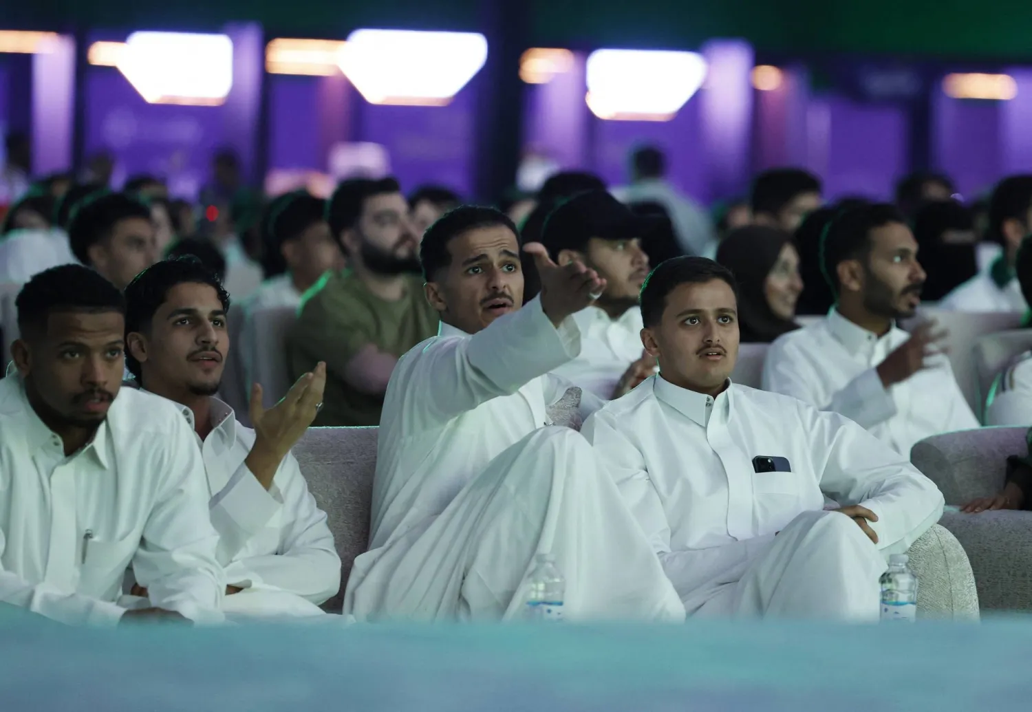السعوديون يشجعون… ودعواتهم لا تتوقف (رويترز)