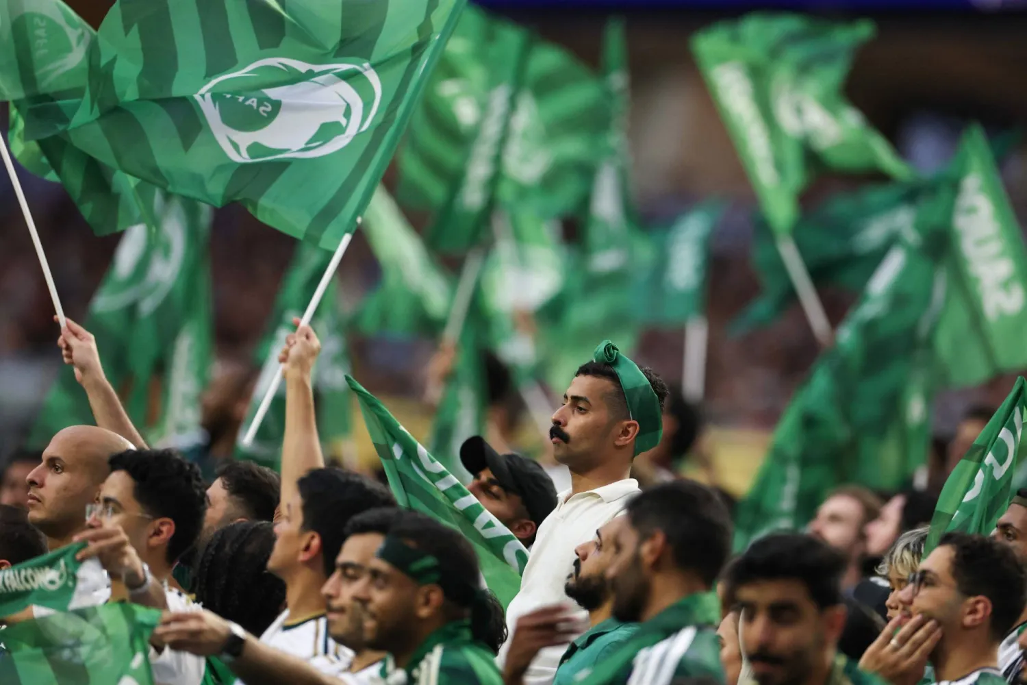 الأعلام السعودية خفاقة (أ.ف.ب)
