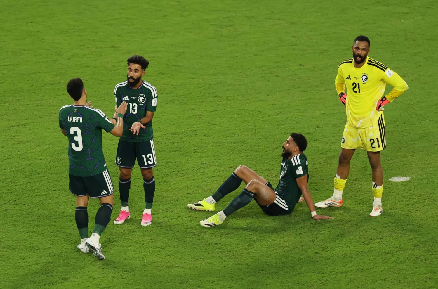 لاعبو الأخضر بعد نهاية المباراة أمام أوروغواي (رويترز)