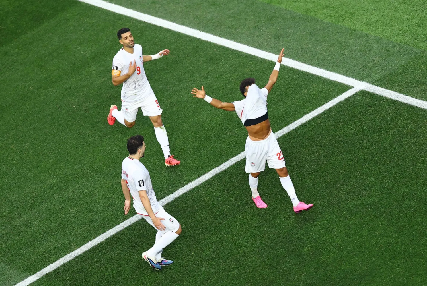 رامين رضائيان لاعب إيران يحتفل بتسجيل الهدف الأول (رويترز)