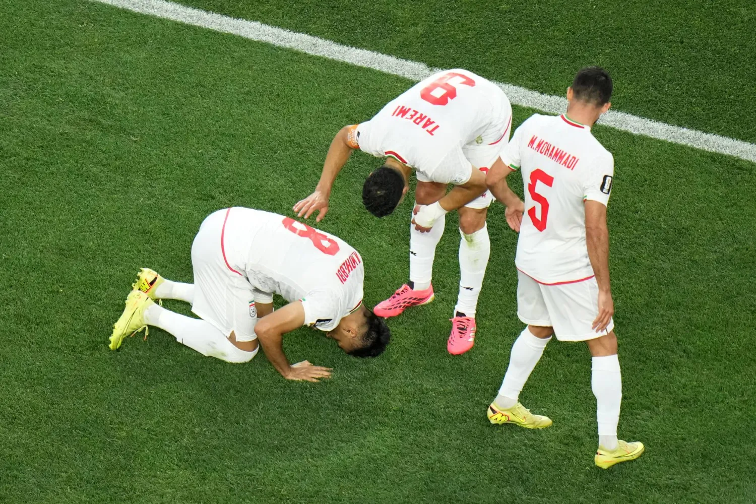  محمد محبي لاعب المنتخب الإيراني يحتفل مع مهدي طارمي بعد الهدف الثاني (أ.ب)