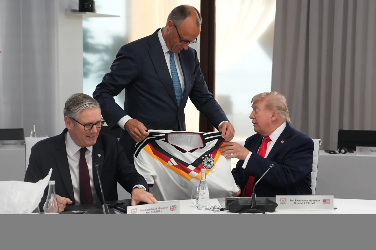 ميرتس يهدي ترمب قميصاً للمنتخب الألماني يحمل رقم «47» (إ.ب.أ)