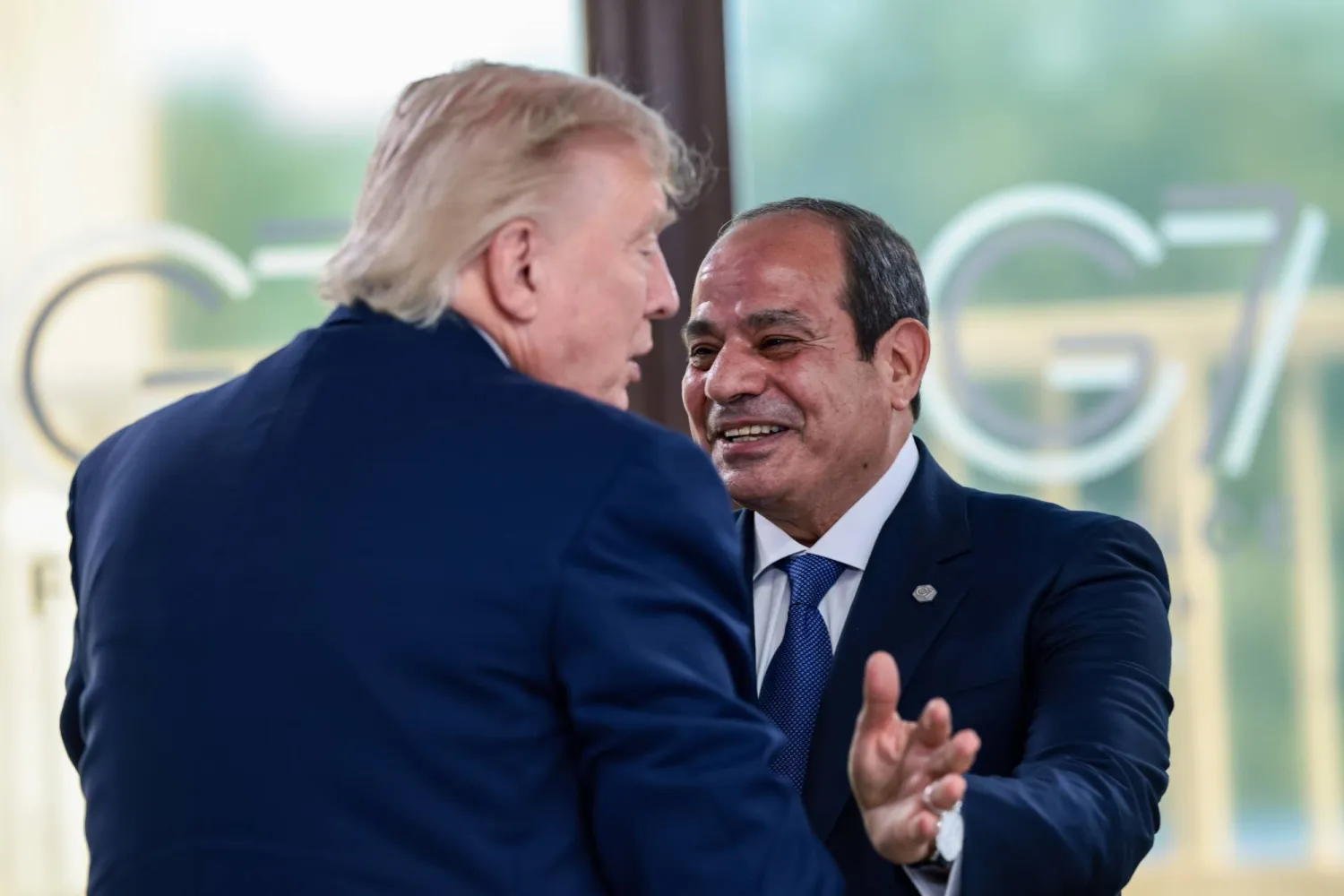 الرئيس الأميركي دونالد ترمب (يسار) يصافح الرئيس المصري عبد الفتاح السيسي (يمين) خلال غداء عمل مع قادة مجموعة السبع والشرق الأوسط في إيفيان لي بان بفرنسا (أ.ب)