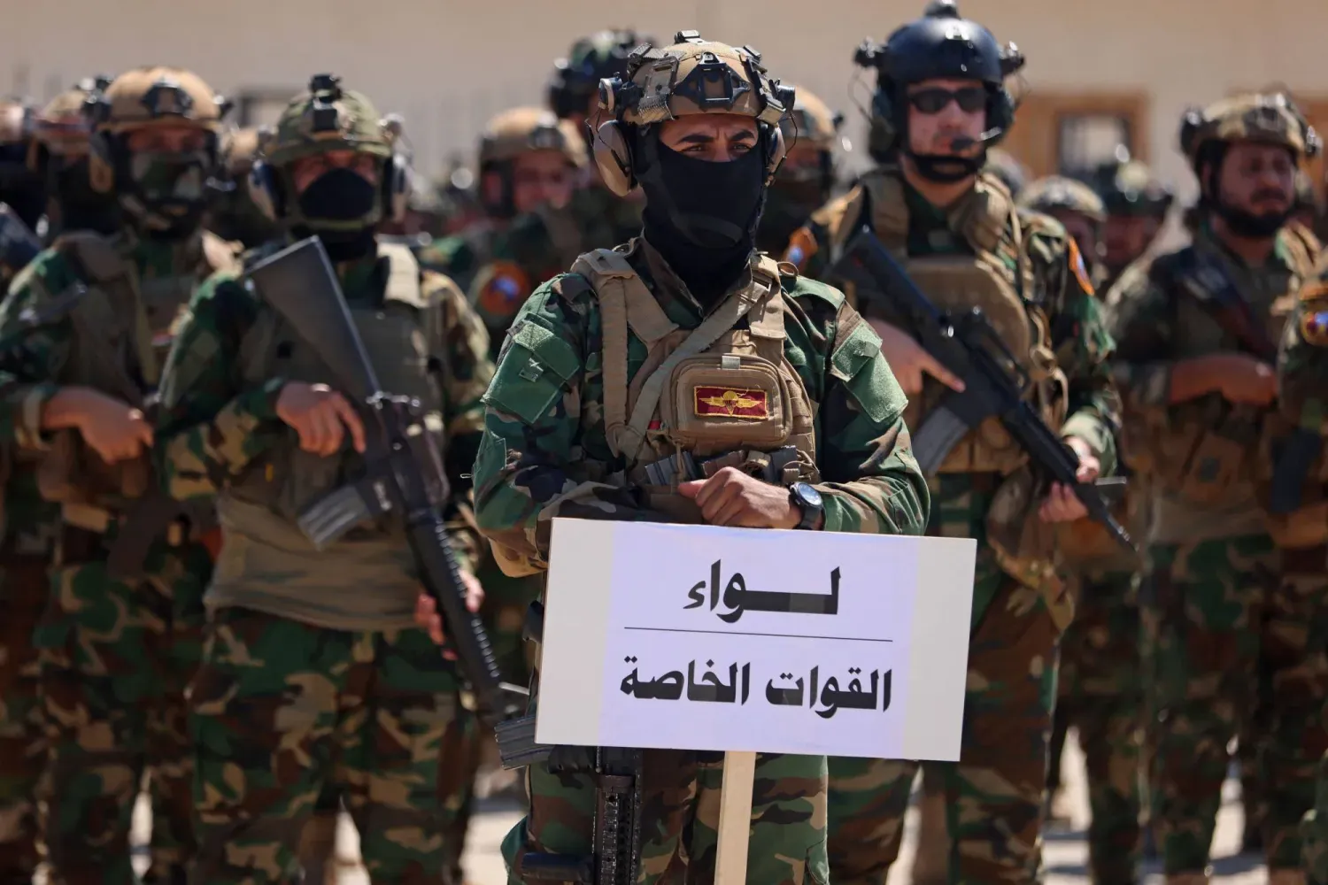 Mukteda es-Sadr'a bağlı Seraya es-Selam mensupları, Samarra'da düzenlenen bir askerî geçit töreni sırasında. (AFP)